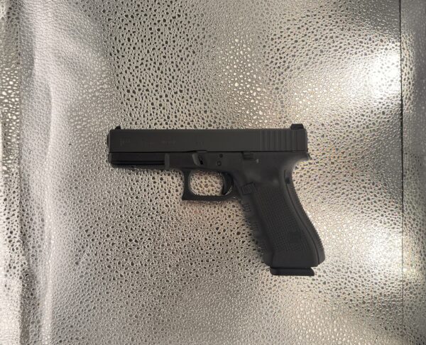 Pistolet Glock 17 Gen 4 kaliber 9x19 mm, polimerowy szkielet, stalowy zamek, w idealnym stanie.