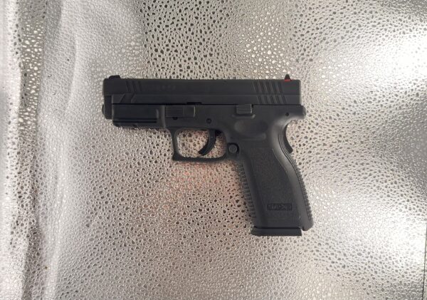 Pistolet Springfield XD9 kaliber 9x19 mm z polimerowym szkieletem i stalowym zamkiem w bardzo dobrym stanie.