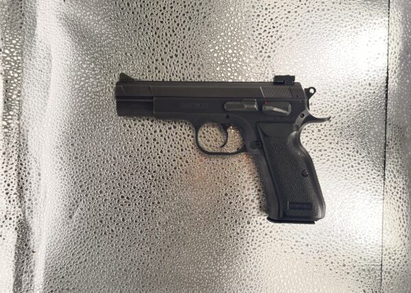 Pistolet Tanfoglio EA9 kaliber 9x19 mm, stalowa konstrukcja z czarnym oksydowaniem, w bardzo dobrym stanie.