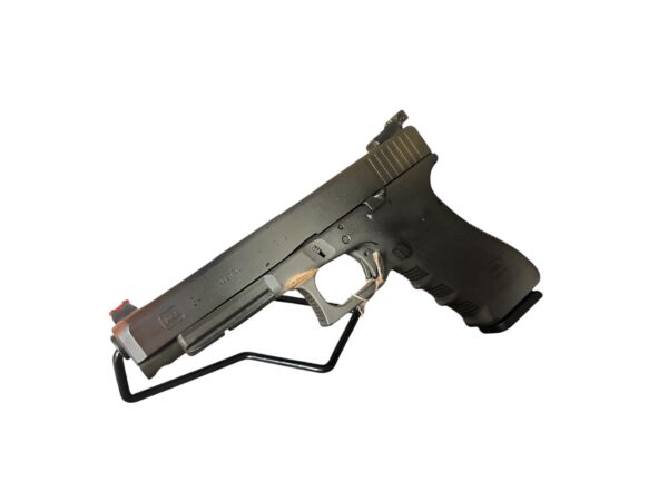 Pistolet Glock 34 Gen 3 pomalowany w kamuflaż, z światłowodowymi przyrządami celowniczymi.