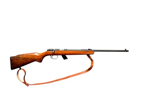 Brazylijski karabinek CBC .22 LR z pasem nośnym.