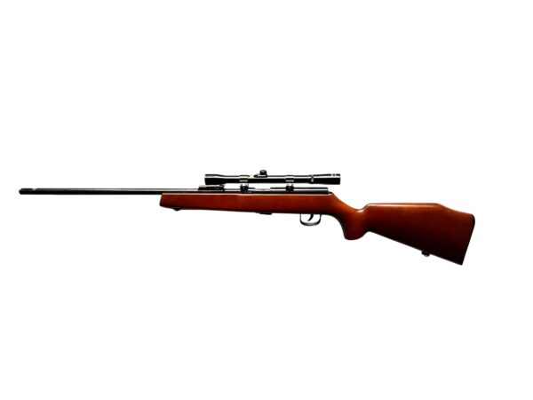 Karabinek Voere Vöhrenbach kaliber .22 LR z zamontowaną lunetą Tasco.